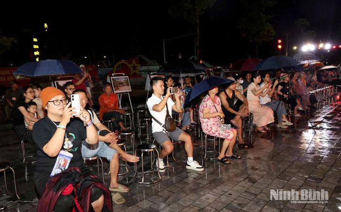 Người dân địa phương thưởng thức chương trình nghệ thuật.