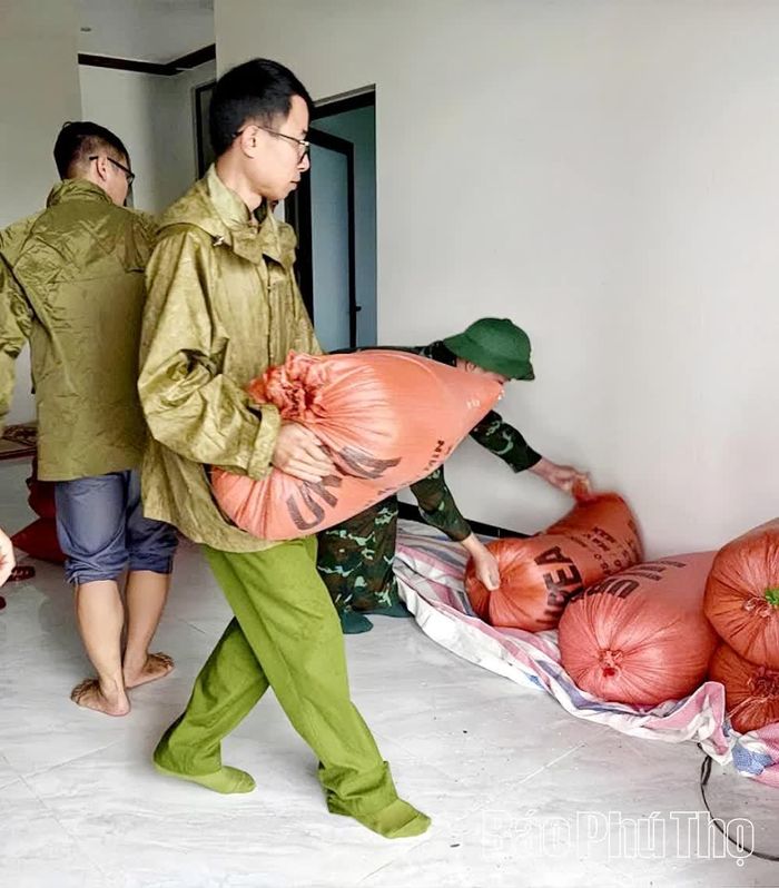 Công an xã Lạc Lương phối hợp với lực lượng tại cơ sở hỗ trợ người dân di chuyển tài sản đến nơi an toàn.
