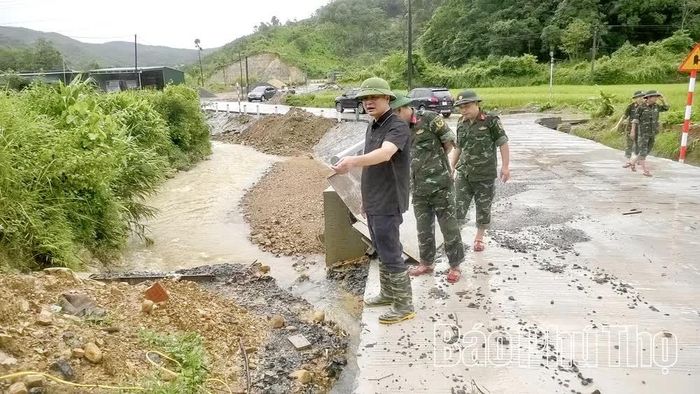 Lãnh đạo xã Lạc Lương cùng lực lượng chức năng kiểm tra vị trí giao thông bị ảnh hưởng do mưa lớn để thống nhất phương án xử lý, bảo đảm an toàn.