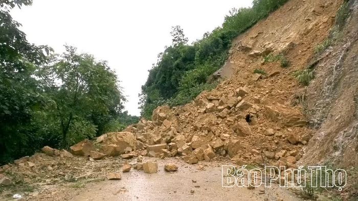 Đất, đá sạt xuống mặt đường, gây ách tắc giao thông trên địa bàn xã Lạc Lương sau mưa lớn.