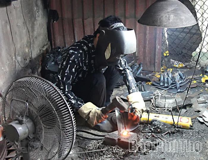 Thợ hàn gia cố lưỡi cuốc, bảo đảm độ chắc chắn và chất lượng sản phẩm.