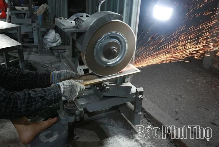 Người lao động cần mẫn thực hiện các công đoạn làm sản phẩm rèn.