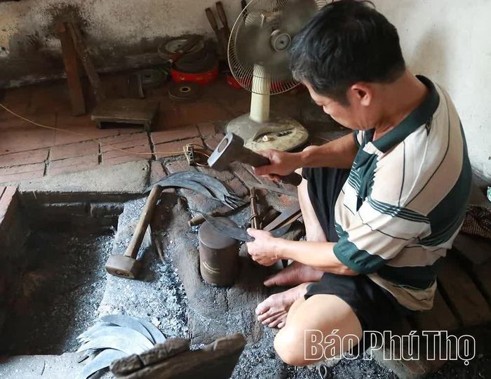 Nhiều gia đình duy trì nghề rèn thủ công, tạo nên những sản phẩm liềm, dao phục vụ thị trường.