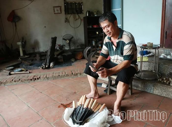 Người dân kiểm tra kỹ từng sản phẩm, bảo đảm chất lượng trước khi xuất bán ra thị trường.