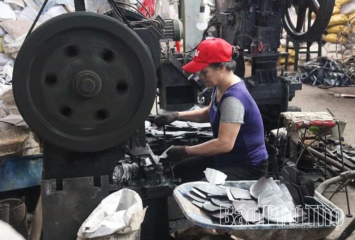 Sản phẩm cuốc được tạo hình phù hợp với nhu cầu sử dụng của người dân.