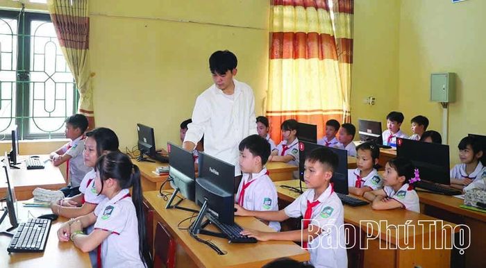 Học sinh Trường Tiểu học Chí Đám được tiếp cận tri thức số qua giờ thực hành Tin học.