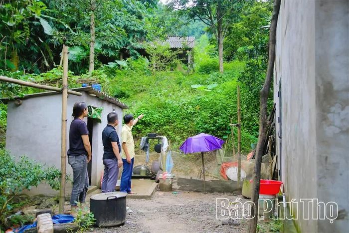 Các hộ dân sinh sống phía chân đồi nơm nớp lo sợ sạt lở đất khi mưa lớn.