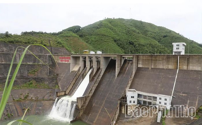 Hồ Ngòi Giành với đập chính là bê tông trọng lực có chiều dài hơn 240m, chiều cao lớn nhất hơn 70m với tổng mức đầu tư 1.279 tỉ đồng là công trình thủy lợi lớn của tỉnh, có tiềm năng trong thu hút khách du lịch với vẻ đẹp hùng vĩ được khánh thành vào cuối năm 2021.