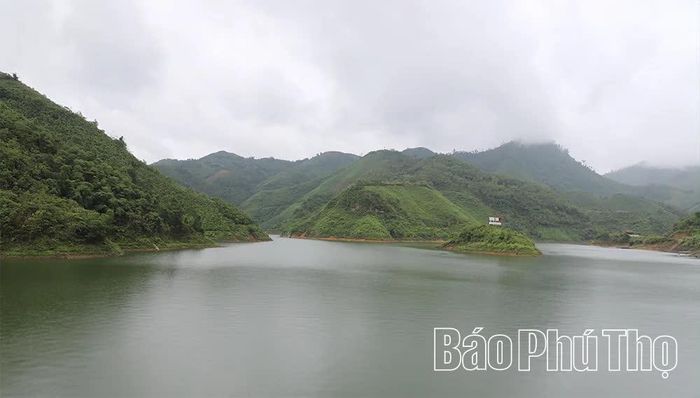Diện tích mặt nước lớn, nguồn nước sạch và ổn định là cơ hội để Trung Sơn phát triển mạnh thủy sản, trong đó có nghề nuôi cá lồng cho hiệu quả kinh tế cao và hút khách du lịch trải nghiệm sinh hoạt trên bè cá để thưởng ngoạn không khí, cảnh vật và ẩm thực vùng cao.