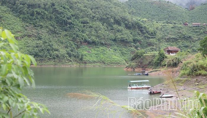 Hồ Ngòi Giành với diện tích hàng trăm héc ta mặt nước có khung cảnh thiên nhiên xanh mát, đặc biệt còn nguyên vẻ hoang sơ, quyến rũ.