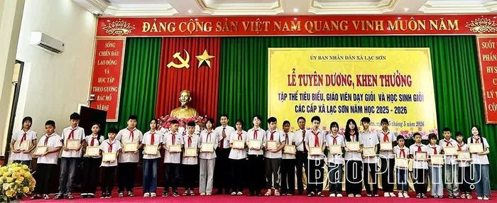 UBND xã Lạc Sơn tuyên dương, khen thưởng học sinh giỏi các cấp năm học 2025 - 2026.