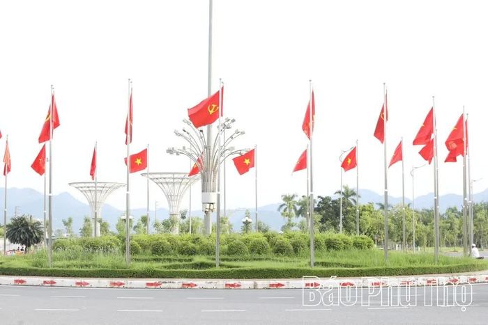 Khu vực Quảng trường Hòa Bình tung bay cờ Tổ quốc, cờ Đảng chào mừng Quốc khánh.