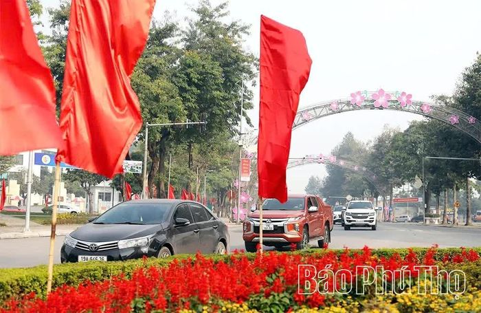 Trên các tuyến đường phố rực rỡ cờ, hoa chào mừng Quốc khánh.