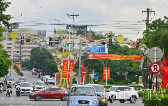 Sắc đỏ rực rỡ trên đường phố phường Vĩnh Yên.