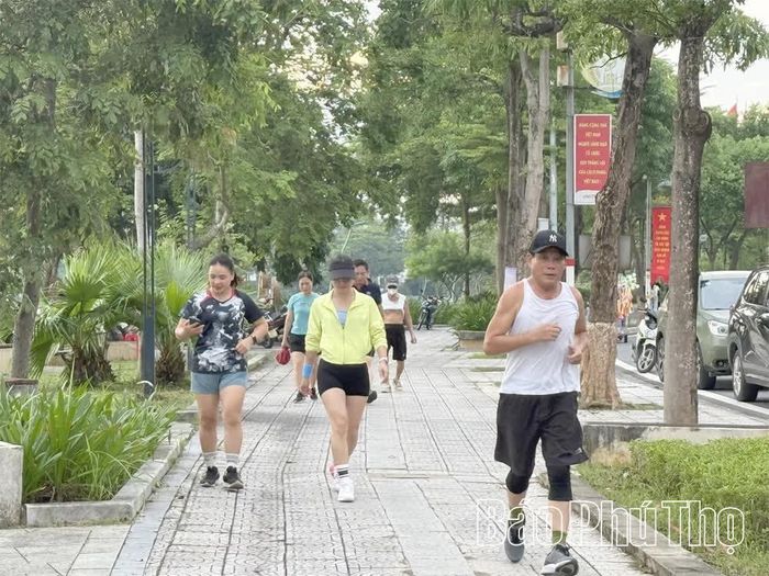 Mỗi buổi chiều, công viên Văn Lang trở thành điểm hẹn quen thuộc để người dân đi bộ, chạy bộ, rèn luyện sức khỏe.