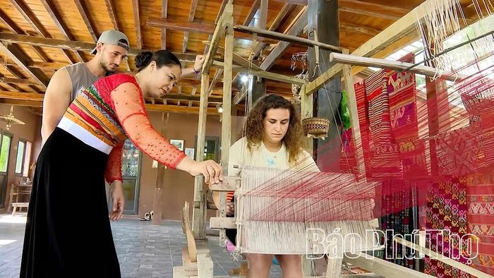 Du khách đến từ Israel trải nghiệm nghề dệt thổ cẩm tại Mai Châu.