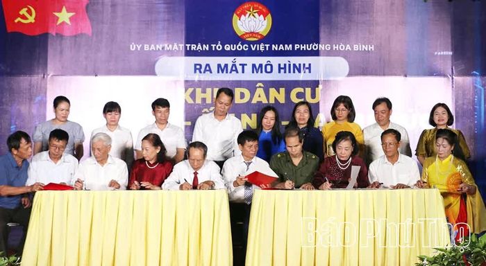 Đại diện cấp ủy chi bộ, Ban Công tác Mặt trận và Nhân dân tổ dân phố số 9 ký cam kết xây dựng mô hình điểm khu dân cư “Đoàn kết, ấm no, hạnh phúc” giai đoạn 2026 - 2030.