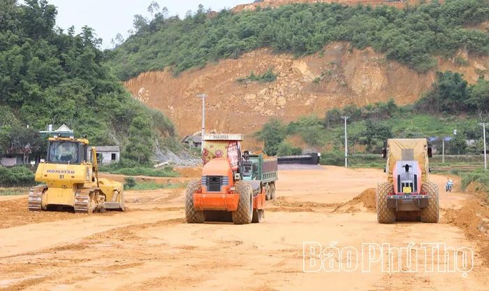 Nhà thầu huy động máy móc, thiết bị đẩy nhanh thi công Dự án cao tốc Hòa Bình - Mộc Châu.