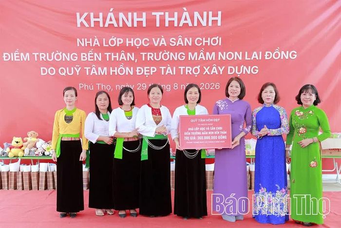 Đại diện Quỹ Tâm hồn đẹp - đơn vị tài trợ trao biểu trưng kinh phí xây dựng công trình.