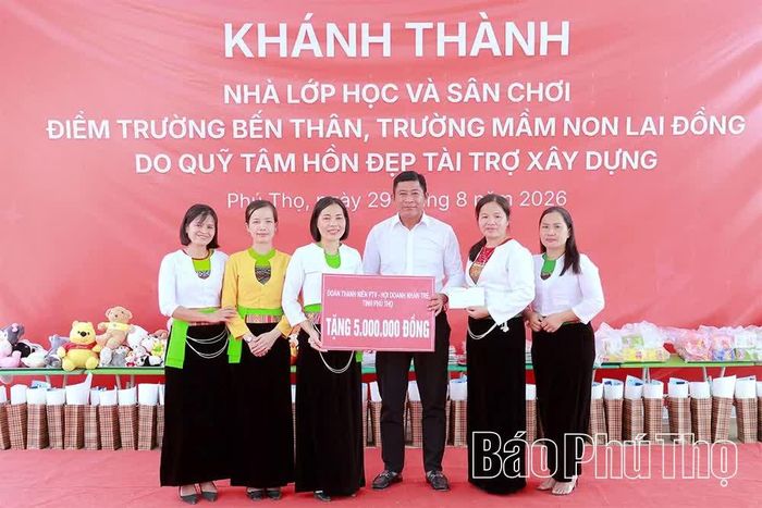 Đại diện Đoàn Thanh niên Báo và phát thanh, truyền hình Phú Thọ và Hội Doanh nhân trẻ tỉnh trao biểu trưng kinh phí hỗ trợ.