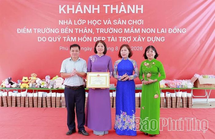 Lãnh đạo xã Lai Đồng trao Giấy khen tặng đại diện Quỹ Tâm hồn đẹp.