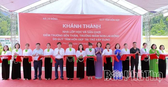 Lãnh đạo Báo và phát thanh, truyền hình Phú Thọ cùng các đại biểu thực hiện nghi thức cắt băng khánh thành công trình.