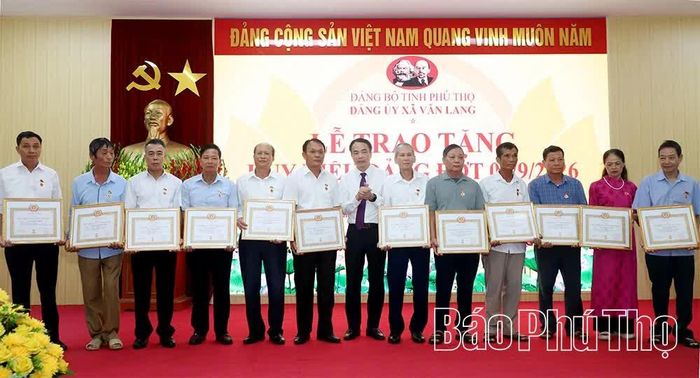 Đảng bộ xã Văn Lang có 88 đảng viên được tặng Huy hiệu Đảng dịp Quốc khánh 2/9/2026.