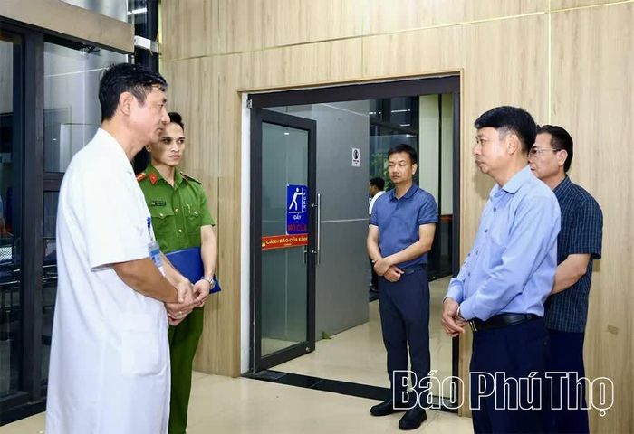 Phó Chủ tịch UBND tỉnh Nguyễn Khắc Hiếu đề nghị Bệnh viện Đa khoa Vĩnh Phúc huy động tối đa nhân lực, trang thiết bị, tập trung cứu chữa nạn nhân.