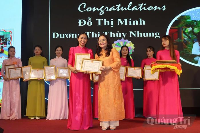 Khen thưởng, tôn vinh kịp thời là động lực thúc đẩy thi đua yêu nước trong ngành Giáo dục và Đào tạo - Ảnh: Nh.V