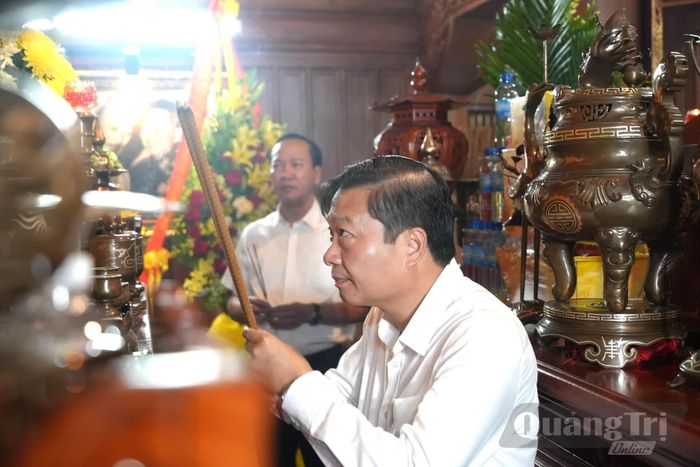 Đồng chí Lê Hồng Vinh, Chủ tịch UBND tỉnh tri ân công lao to lớn của Chủ tịch Hồ Chí Minh và các anh hùng liệt sĩ- Ảnh: T.Đ