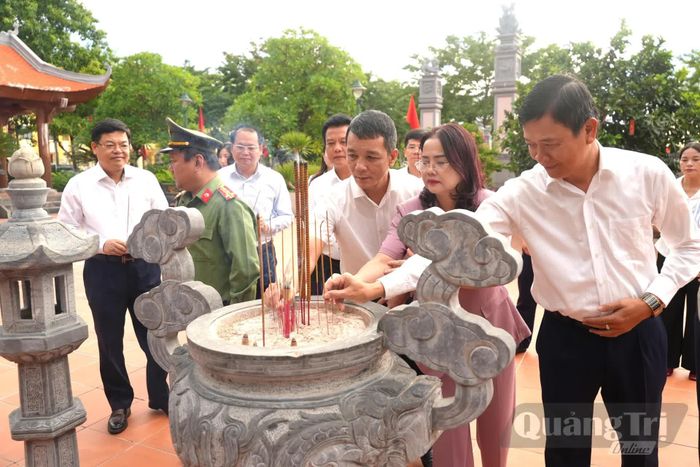Lãnh đạo các sở, ngành dâng hương tại Đền thờ Bác Hồ và các Anh hùng liệt sĩ tỉnh - Ảnh: T.Đ