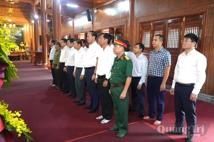 Đồng chí Lê Hồng Vinh, Chủ tịch UBND tỉnh và các đại biểu tưởng nhớ công ơn to lớn của Chủ tịch Hồ Chí Minh và các Anh hùng liệt sĩ - Ảnh: T.Đ