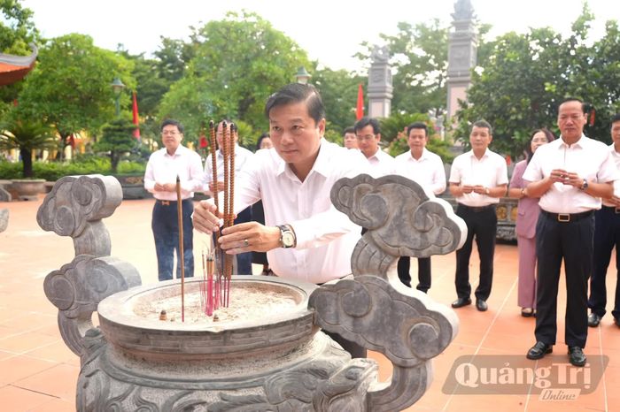 Đồng chí Lê Hồng Vinh, Chủ tịch UBND tỉnh dâng hương tại Đền thờ Bác Hồ và các Anh hùng liệt sĩ tỉnh - Ảnh: T.Đ