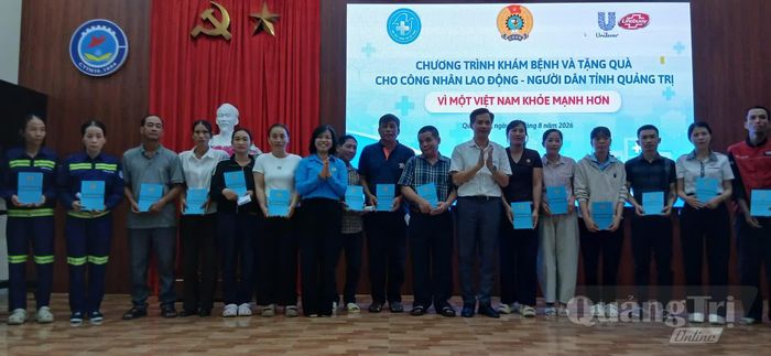 Trao quà cho các công nhân, người lao động có hoàn cảnh khó khăn - Ảnh: HĐ