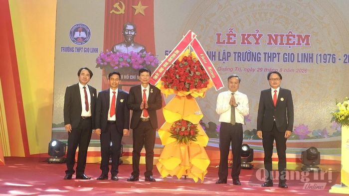 Đồng chí Lê Đức Tiến, Phó Chủ tịch UBND tỉnh tặng hoa chúc mừng nhà trường - Ảnh: P.K
