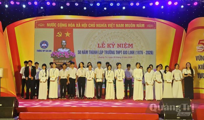 Trao quà hỗ trợ học sinh có hoàn cảnh khó khăn vươn lên trong học tập - Ảnh: P.K