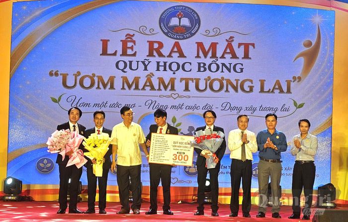Đồng chí Lê Đức Tiến, Phó Chủ tịch UBND tỉnh và đồng chí Nguyễn Đức Chính, nguyên Chủ tịch UBND tỉnh Quảng Trị (cũ) trao Quỹ học bổng "Ươm mầm tương lai" cho Trường THPT Gio Linh - Ảnh: P.K