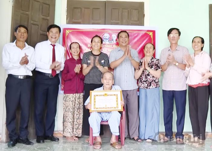 Đảng ủy xã Quảng Trạch tổ chức trao Huy hiệu Đảng cho một đảng viên cao tuổi tại nhà - Ảnh: B.T