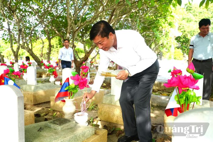 Đồng chí Lê Hồng Vinh, Chủ tịch UBND tỉnh dâng hương lên các phần mộ liệt sĩ tại Nghĩa trang liệt sĩ quốc tế Việt-Lào, tỉnh Nghệ An - Ảnh: T.Đ