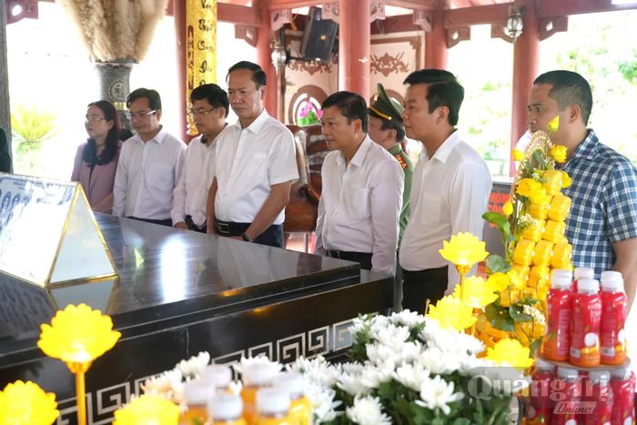 Các đại biểu xúc động trước sự hy sinh anh dũng của 13 chiến sĩ thanh niên xung phong thuộc “Tiểu đội thép”, Đại đội 317 vào ngày 31/10/1968 - Ảnh: T.Đ