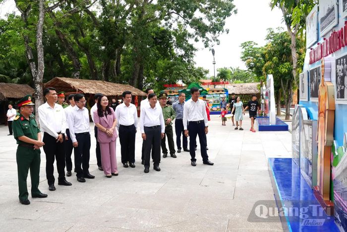 Đoàn đại biểu UBND tỉnh Quảng Trị tham quan khu trưng bày tại Khu Di tích quốc gia đặc biệt Kim Liên, tỉnh Nghệ An- Ảnh: T.Đ