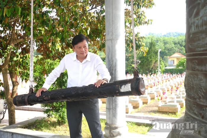 Đồng chí Lê Hồng Vinh, Chủ tịch UBND tỉnh thực hiện nghi thức thỉnh chuông tại Nghĩa trang liệt sĩ quốc tế Việt-Lào, tỉnh Nghệ An - Ảnh: T.Đ