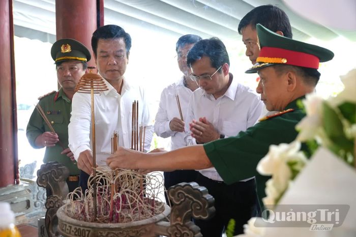 Lãnh đạo các sở, ngành dâng hương tri ân các anh hùng liệt sĩ tại Khu Di tích lịch sử quốc gia Truông Bồn, tỉnh Nghệ An - Ảnh: T.Đ