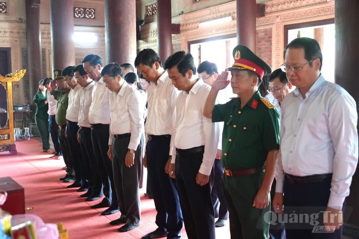 Đoàn đại biểu UBND tỉnh tri ân các anh hùng liệt sĩ tại Khu Di tích lịch sử quốc gia Truông Bồn, tỉnh Nghệ An- Ảnh: T.Đ
