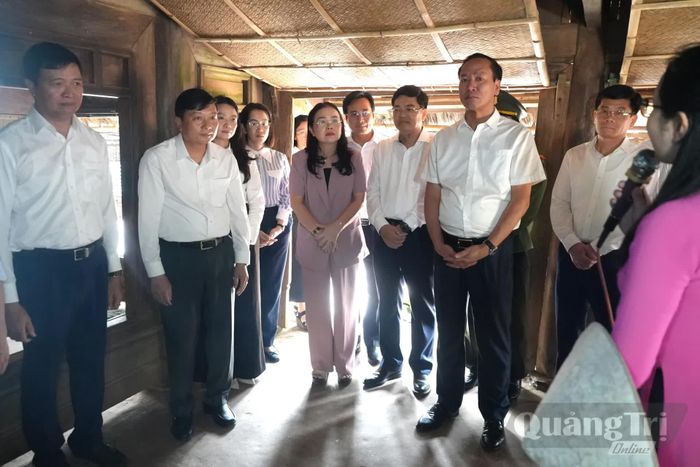 Đoàn đại biểu UBND tỉnh tìm hiểu về thời niên thiếu của Chủ tịch Hồ Chí Minh - Ảnh: T.Đ