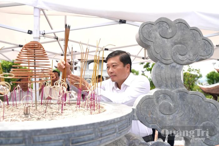 Đồng chí Lê Hồng Vinh, Chủ tịch UBND tỉnh dâng hương tại Đền Chung Sơn-Đền thờ gia tiên Chủ tịch Hồ Chí Minh - Ảnh: T.Đ