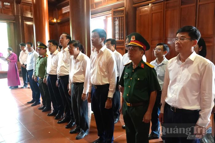 Đồng chí Lê Hồng Vinh, Chủ tịch UBND tỉnh và các đại biểu dâng hương tại Khu Di tích quốc gia đặc biệt Kim Liên, tỉnh Nghệ An - Ảnh: T.Đ