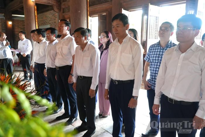 Đoàn đại biểu UBND tỉnh dâng hương tại Đền Chung Sơn-Đền thờ gia tiên Chủ tịch Hồ Chí Minh - Ảnh: T.Đ