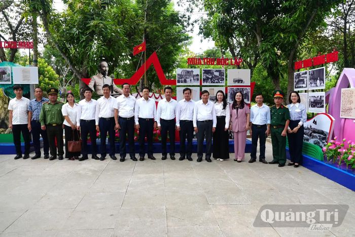 Đoàn đại biểu UBND tỉnh chụp ảnh lưu niệm tại Khu Di tích quốc gia đặc biệt Kim Liên, tỉnh Nghệ An - Ảnh: T.Đ