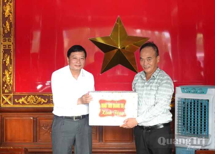 Đồng chí Lê Hồng Vinh, Chủ tịch UBND tỉnh tặng quà cho Ban Quản lý Nghĩa trang liệt sĩ quốc tế Việt-Lào, tỉnh Nghệ An - Ảnh: T.Đ